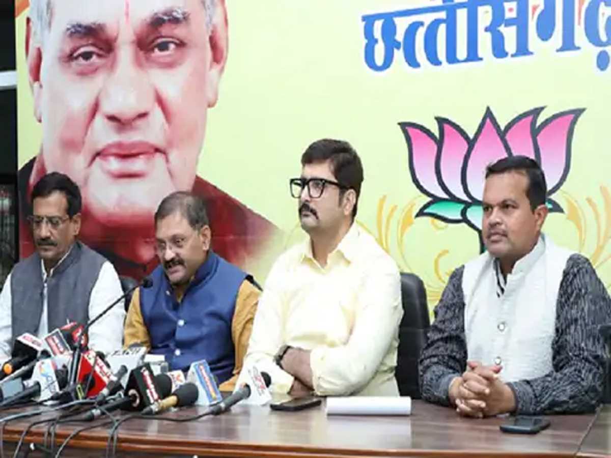 कांग्रेसी नक्सलियों को अपना कहते और आतंकियों की मौत पर रोते हैं : संतोष पांडे